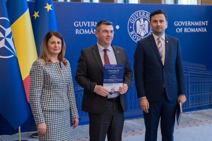 Certificatul de absolvire al Programului de formare specializată pentru numirea într-o funcție de demnitate publică, de prefect și subprefect, din cadrul Institutului Național de Administrație.