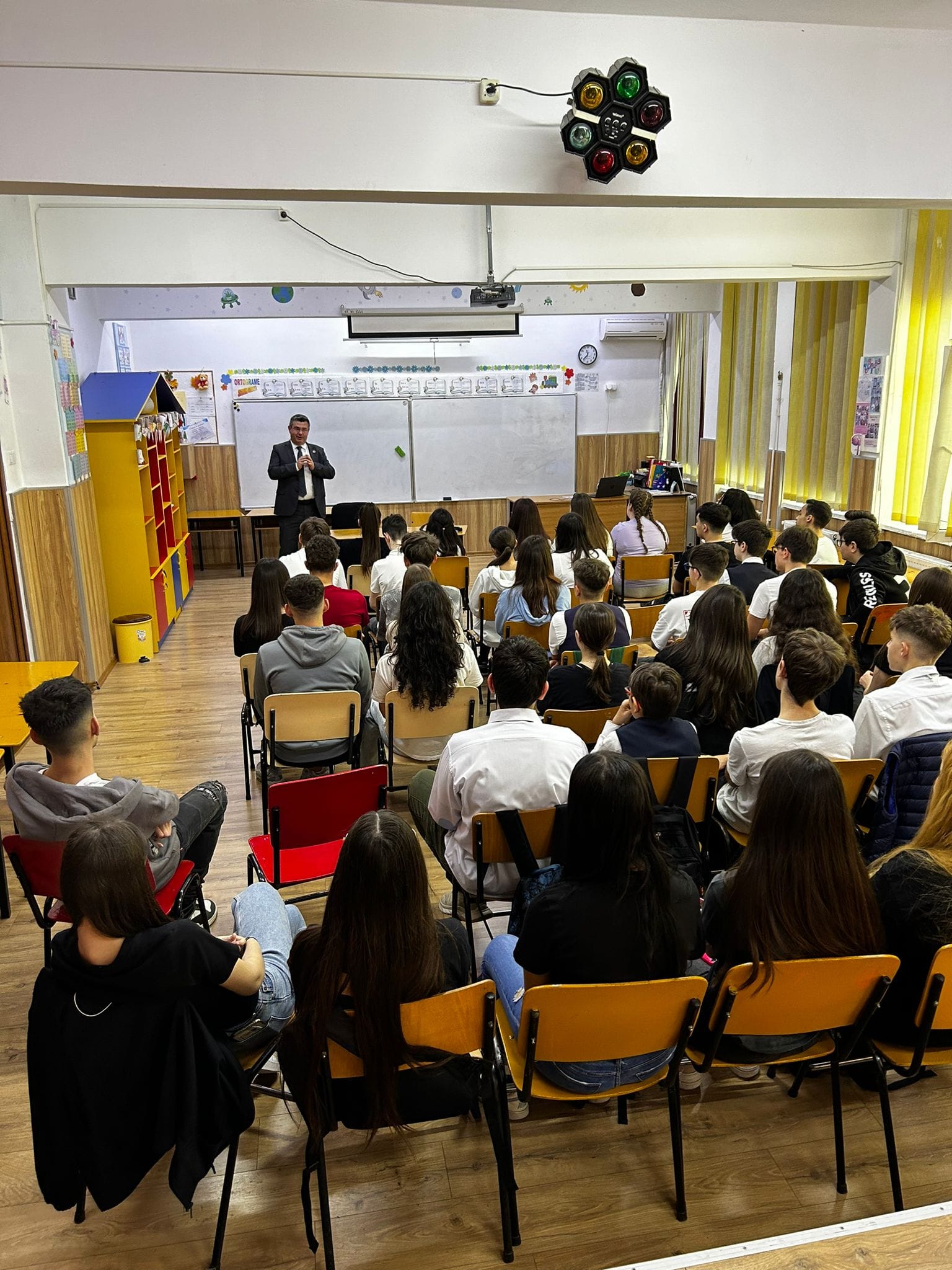 Educație financiară- voluntariat la Școala Dimitrie Cantemir, elevi din clasa a VIII-a