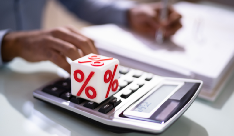 Noul Cadrul Legislativ Privind Plafonarea Dobânzilor la Creditele IFN: O Analiză Detaliată și Implicațiile pentru Consumatori